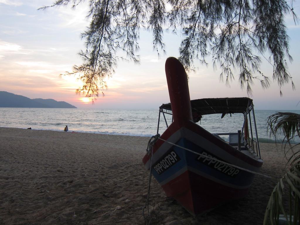 By The Sea Suites - Managed By Sdb Host Batu Ferringhi Exterior photo